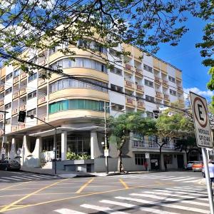 a large building on the corner of a street at Alvorada Palace Hotel de Poços in Poços de Caldas