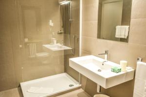 A bathroom at Grand Hotel Europa Rivisondoli Centro Még 37 kép