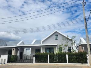 Ban Don WaiSS Home的一栋前面有栅栏的白色房子