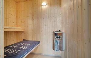 Postel nebo postele na pokoji v ubytování Stunning Home In Vejby With Sauna