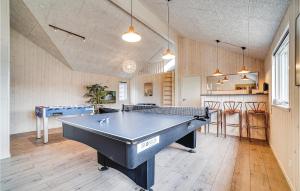 Stolní tenis v ubytování Stunning Home In Vejby With Sauna nebo okolí