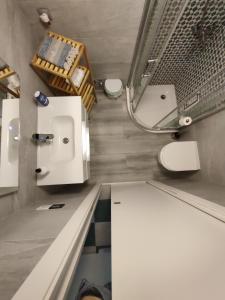 Koupelna v ubytování Room with private bathroom in shared apartment 50m from Gibraltar