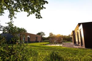a view of the backyard of a house at Hofparken De Bergvennen in Lattrop +109 photos