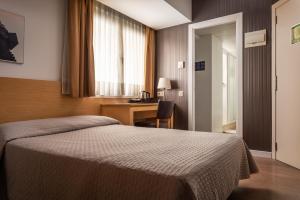 Postel nebo postele na pokoji v ubytování Hotel Sagrada Familia