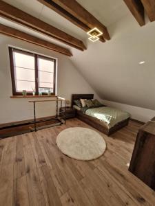 ein Schlafzimmer mit einem Bett und einem Tisch und einem Fenster in der Unterkunft Mazurska Ostoja Wiartel in Wiartel