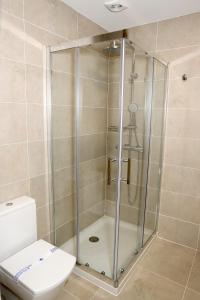 カルダス・デ・レイスにあるVÍA XIXのバスルーム(シャワーブース、トイレ付)