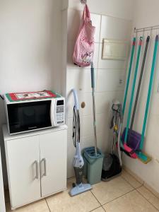 カンピーナスにあるApartamento aconcheganteのキッチン(電子レンジ、モップ付)