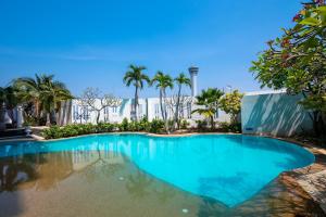 Bazén v ubytování Fortune Hotel Korat- SHA Plus nebo v jeho okolí
