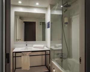 Koupelna v ubytování Hotel Sagrada Familia + 24 fotografií