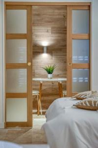 a bedroom with a bed and a table with a plant at Appartement luxueux avec jacuzzi in Saint-Martin-dʼHères