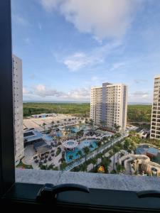 vista para um resort com piscina e edifícios em Salinas premium resort em Salinópolis