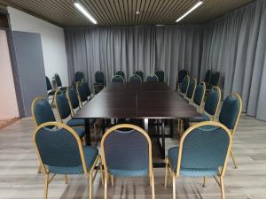 ein Konferenzraum mit einem Holztisch und Stühlen in der Unterkunft Hotel Iberia in Neuquén