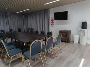 ein Konferenzraum mit Tisch und Stühlen in der Unterkunft Hotel Iberia in Neuquén