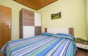 Postel nebo postele na pokoji v ubytování 1 Bedroom Awesome Apartment In Dinjiska