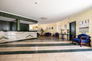 una hall di un ospedale con sedie e una sala d'attesa di Parque dos Reis Apartment a Monte Gordo Altre 70 foto