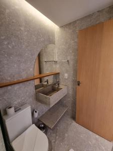 um banheiro com vaso sanitário e pia em Salinas premium resort em Salinópolis mais 6 fotografias