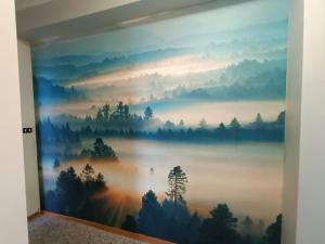 ein Wandgemälde in einem Zimmer mit Blick auf einen See in der Unterkunft Attico Stadio in Pescara