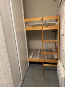 Giường trong phòng chung tại Appartement Pyrénées -Sainte-Marie de Campan +2 ảnh