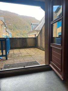 Cảnh núi rừng hoặc tầm nhìn ra núi từ căn hộ