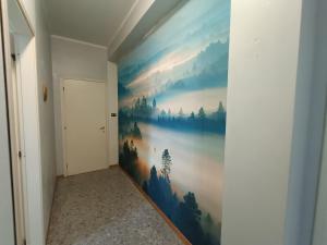 ein Flur mit einem Gemälde an der Wand in der Unterkunft Attico Stadio in Pescara