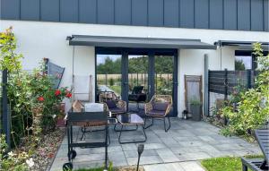 un patio con un grupo de sillas y mesas en Stunning Home In Stare Sady With Wifi, en Stare Sady