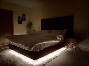 The Skyluxe Designer Suite with Rooftop Pool客房内的一张或多张床位