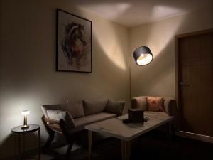 The Skyluxe Designer Suite with Rooftop Pool的休息区