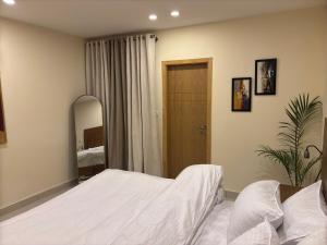 The Skyluxe Designer Suite with Rooftop Pool客房内的一张或多张床位