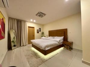 伊斯兰堡The Skyluxe Designer Suite with Rooftop Pool的一间带大床和窗户的卧室