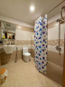The Skyluxe Designer Suite with Rooftop Pool的一间浴室