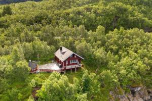 una vista aerea di una casa in mezzo a una foresta di The Midnight Sun Cabin a Gratangen