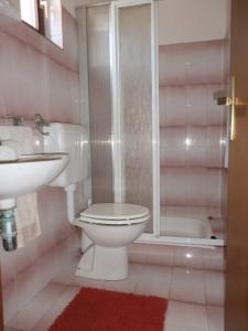 Koupelna v ubytování Apartment Mare im Krk Hafen, Strandnah, Zentrumnah + 17 fotografií