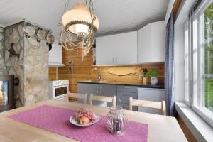 una cucina con un tavolo con una ciotola di frutta sopra di The Midnight Sun Cabin a Gratangen