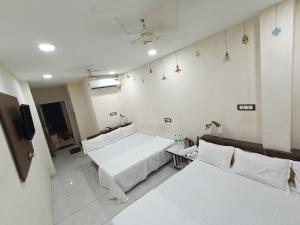 Postel nebo postele na pokoji v ubytování Treebo yatri grah kshipra T hotel