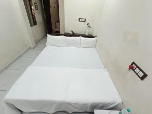 Postel nebo postele na pokoji v ubytování Treebo yatri grah kshipra T hotel