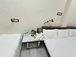 Postel nebo postele na pokoji v ubytování Treebo yatri grah kshipra T hotel