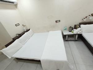Postel nebo postele na pokoji v ubytování Treebo yatri grah kshipra T hotel