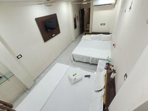 Postel nebo postele na pokoji v ubytování Treebo yatri grah kshipra T hotel