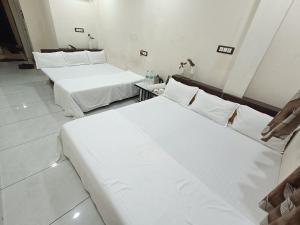 Postel nebo postele na pokoji v ubytování Treebo yatri grah kshipra T hotel