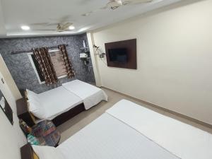 Postel nebo postele na pokoji v ubytování Treebo yatri grah kshipra T hotel