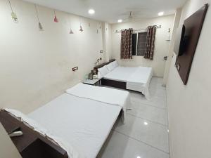 Postel nebo postele na pokoji v ubytování Treebo yatri grah kshipra T hotel