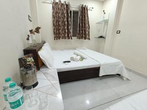 Postel nebo postele na pokoji v ubytování Treebo yatri grah kshipra T hotel