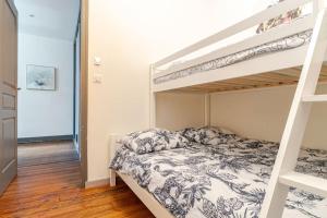 a bedroom with two bunk beds and a hallway at Bel appartement dans le centre historique avec wi-fi et toutes les commodités in Dinan