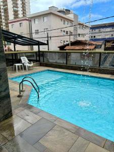 una piscina en la parte superior de un edificio en 198 Vista Mar, en Praia Grande
