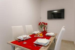 TV a/nebo společenská místnost v ubytování Apartments Paradiso