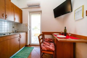 Kuchyň nebo kuchyňský kout v ubytování Apartments Paradiso