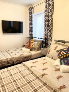 Ένα ή περισσότερα κρεβάτια σε δωμάτιο στο The Madison Apartment