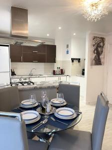 Η κουζίνα ή μικρή κουζίνα στο The Madison Apartment +9 φωτογραφίες