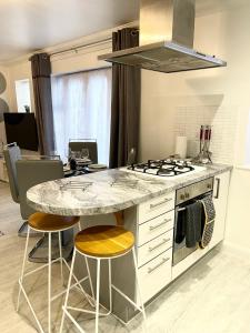Η κουζίνα ή μικρή κουζίνα στο The Madison Apartment