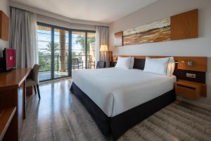 Ένα ή περισσότερα κρεβάτια σε δωμάτιο στο Exe Estepona Thalasso & Spa- Adults Only